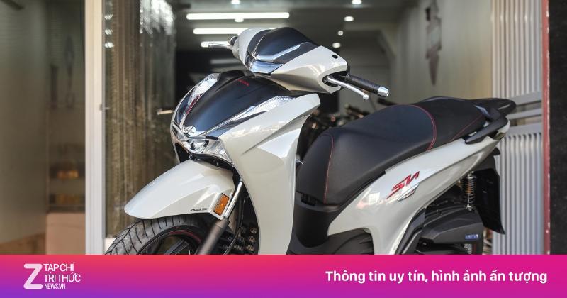 Hình ảnh chiếc xe ga Honda SH 350i đang di chuyển trên một con phố sầm uất ở Việt Nam, thể hiện tính phổ biến và vị thế của xe trong đời sống đô thị.